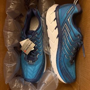 Brand-new Hokas Clifton 4, Mens US 10.5